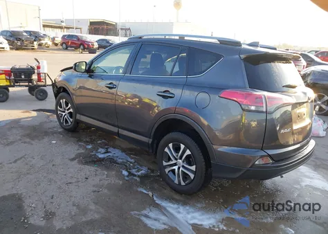 2018 Toyota Rav4 Le z USA, uszkodzony, nr VIN JTMZFREV7JJ747816
